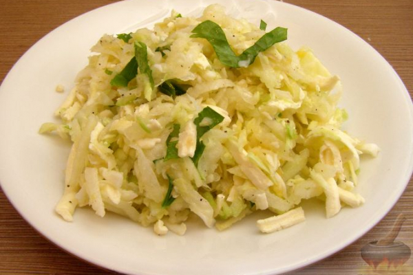 Капустный салат с дайконом и брынзой