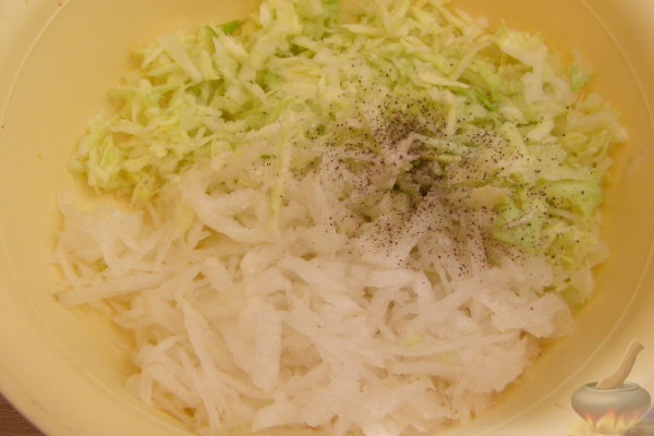 Капустный салат с дайконом и брынзой