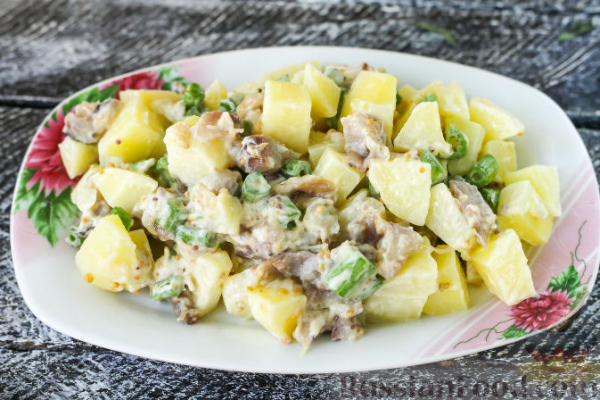 Картофельный салат с копчёной скумбрией