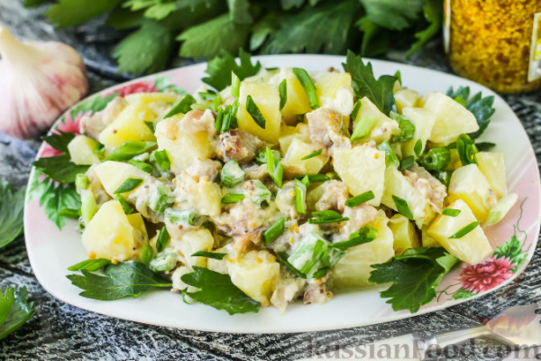 Картофельный салат с копчёной скумбрией