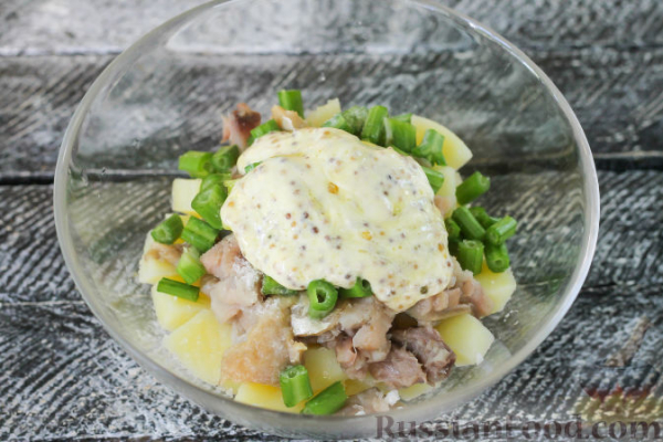 Картофельный салат с копчёной скумбрией