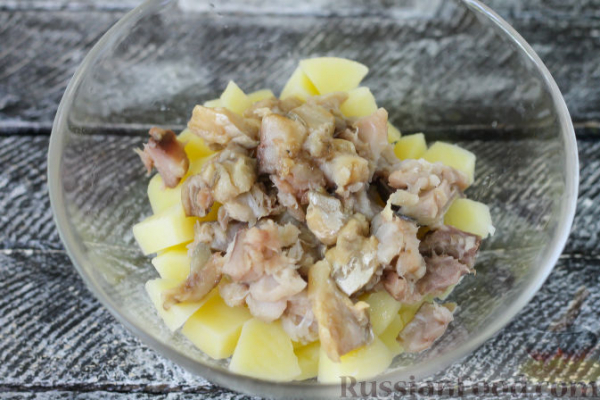 Картофельный салат с копчёной скумбрией