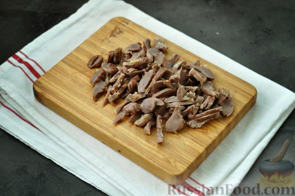 Корейский салат с редькой, морковью и куриными потрошками