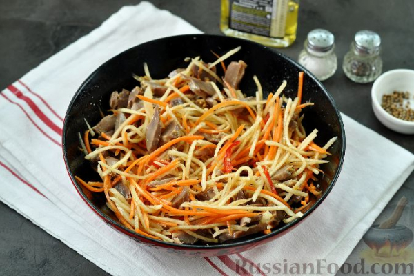Корейский салат с редькой, морковью и куриными потрошками