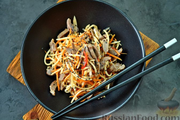 Корейский салат с редькой, морковью и куриными потрошками