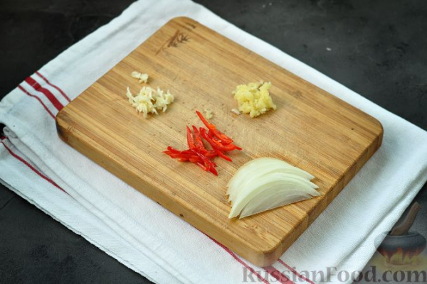 Корейский салат с редькой, морковью и куриными потрошками