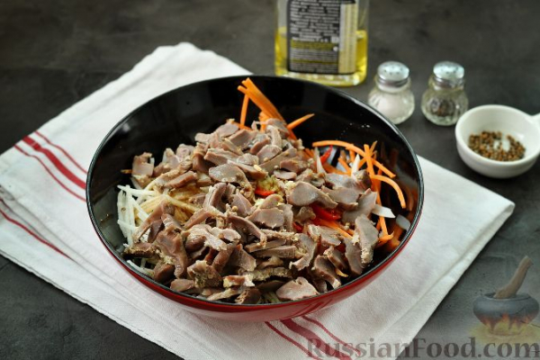 Корейский салат с редькой, морковью и куриными потрошками