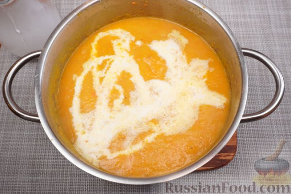 Крем-суп из запечённой тыквы с клюквой