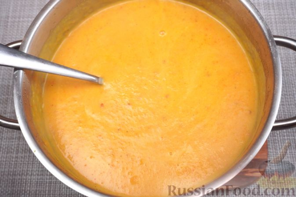 Крем-суп из запечённой тыквы с клюквой