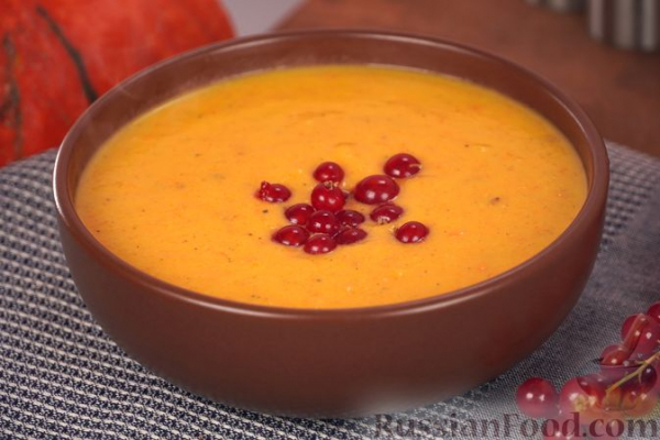 Крем-суп из запечённой тыквы с клюквой