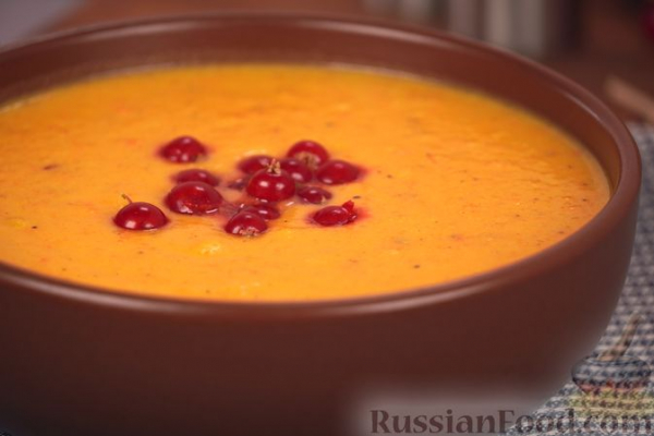 Крем-суп из запечённой тыквы с клюквой