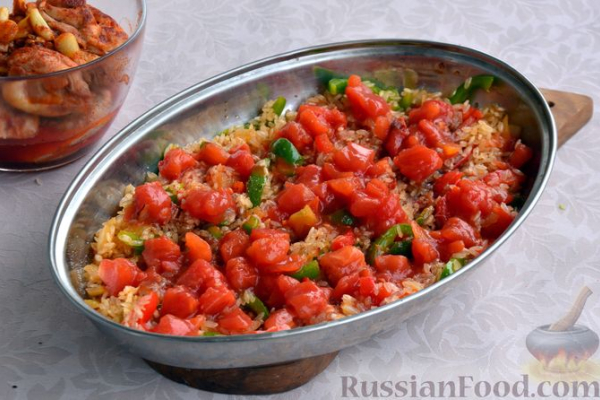 Куриные бёдрышки с рисом и овощами (в духовке)