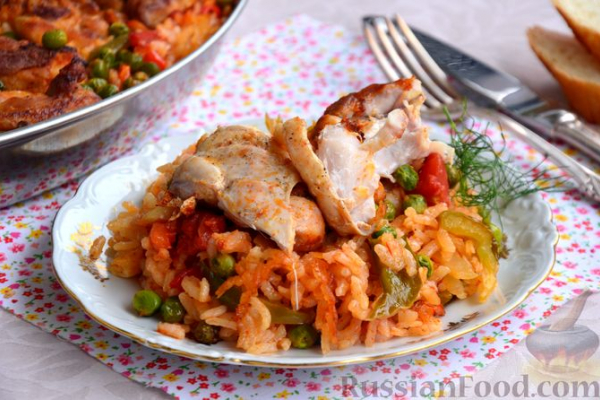 Куриные бёдрышки с рисом и овощами (в духовке)