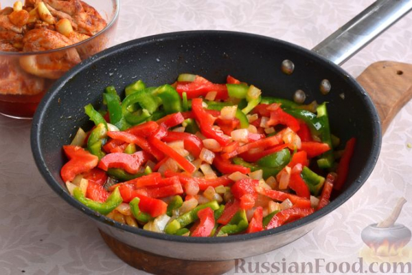 Куриные бёдрышки с рисом и овощами (в духовке)