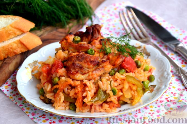 Куриные бёдрышки с рисом и овощами (в духовке)