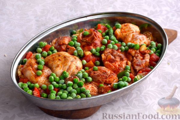 Куриные бёдрышки с рисом и овощами (в духовке)