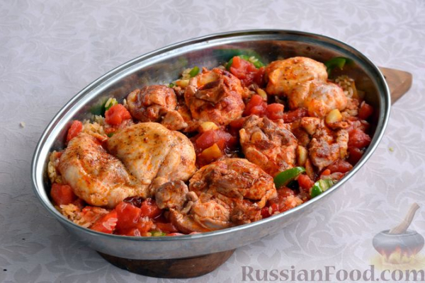 Куриные бёдрышки с рисом и овощами (в духовке)