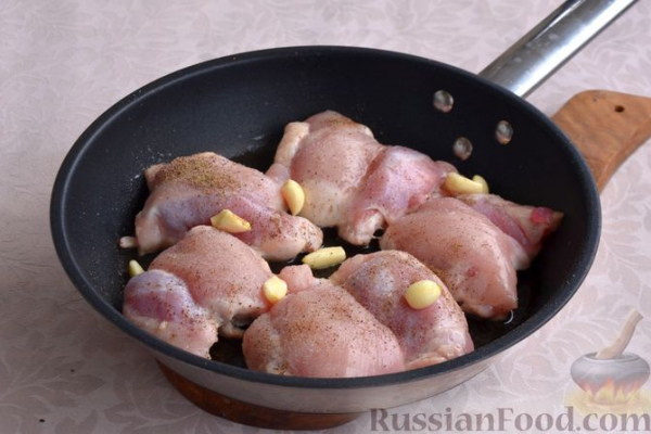 Куриные бёдрышки с рисом и овощами (в духовке)
