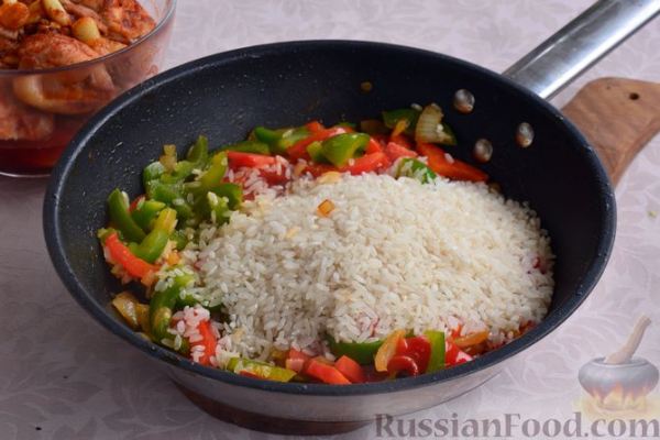 Куриные бёдрышки с рисом и овощами (в духовке)