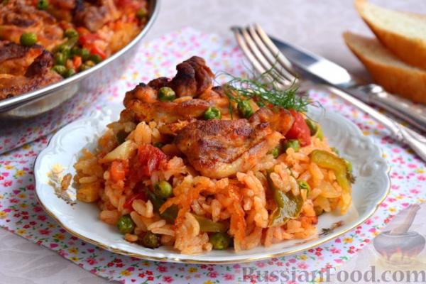 Куриные бёдрышки с рисом и овощами (в духовке)