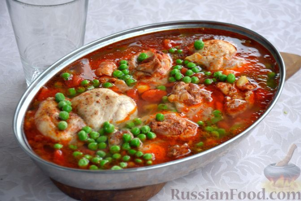 Куриные бёдрышки с рисом и овощами (в духовке)
