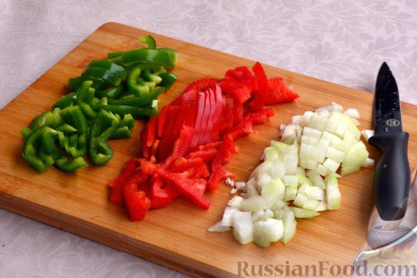 Куриные бёдрышки с рисом и овощами (в духовке)
