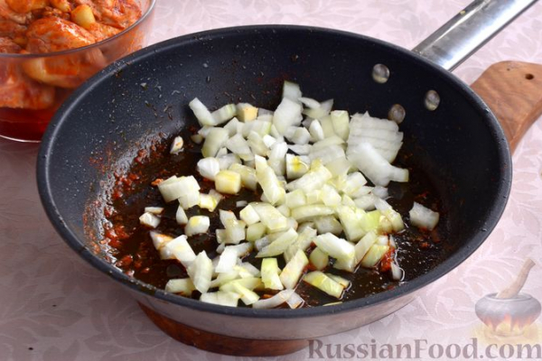Куриные бёдрышки с рисом и овощами (в духовке)