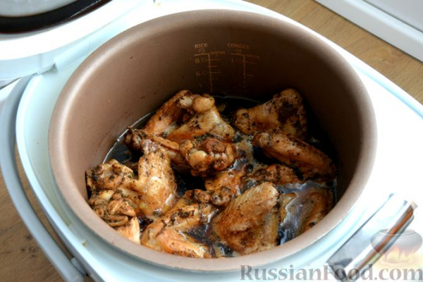 Куриные крылышки, тушенные в пиве (в мультиварке)