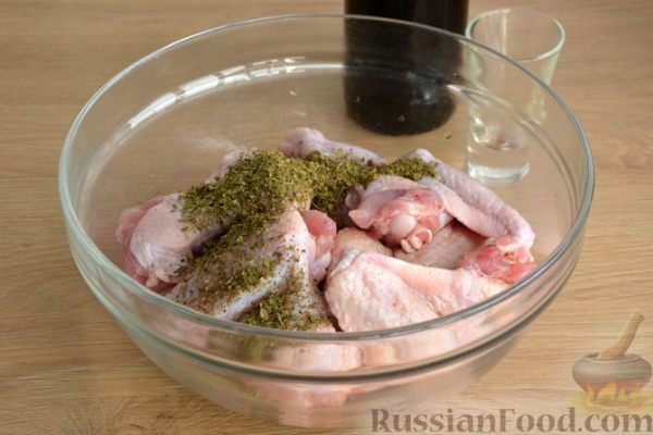 Куриные крылышки, тушенные в пиве (в мультиварке)
