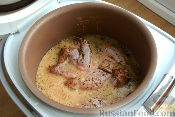 Куриные крылышки, тушенные в пиве (в мультиварке)