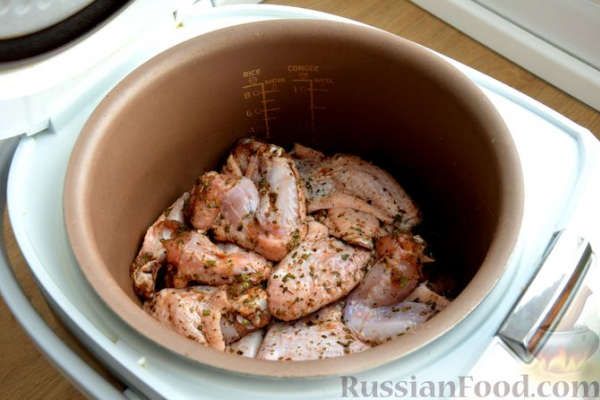 Куриные крылышки, тушенные в пиве (в мультиварке)