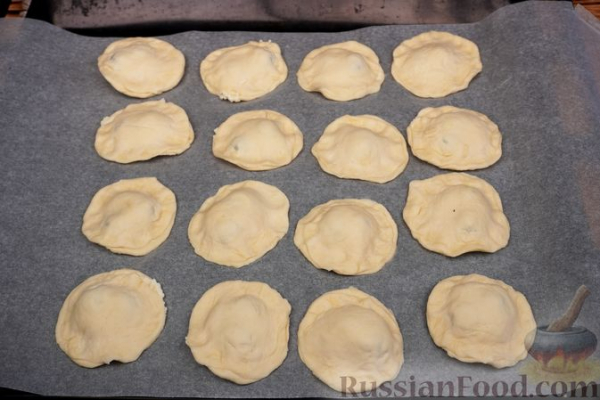 Мини-слойки с творогом и виноградом