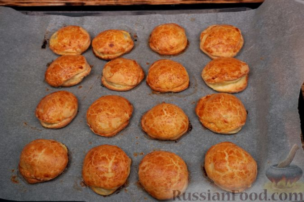 Мини-слойки с творогом и виноградом