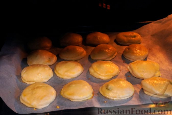 Мини-слойки с творогом и виноградом