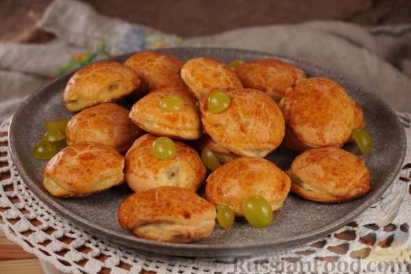 Мини-слойки с творогом и виноградом