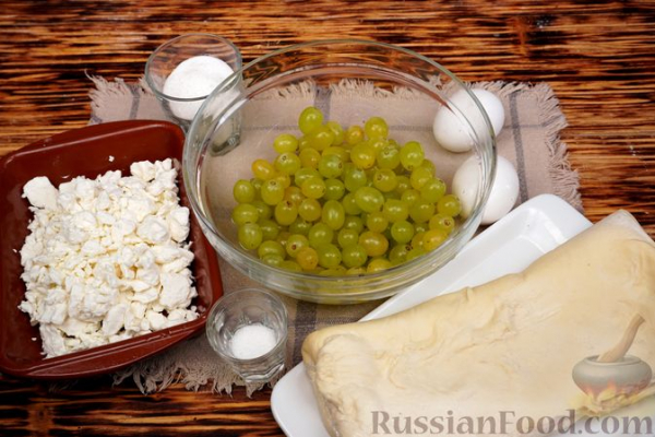 Мини-слойки с творогом и виноградом