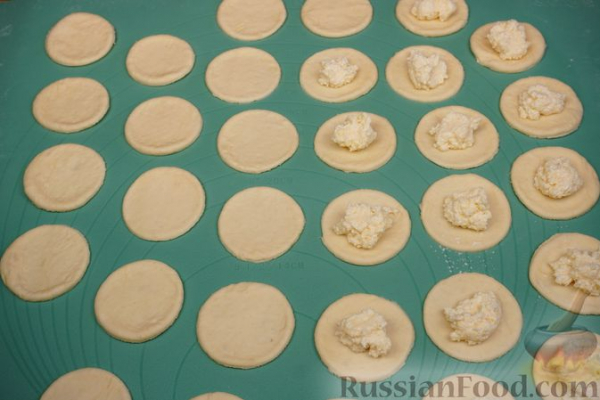 Мини-слойки с творогом и виноградом