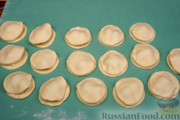 Мини-слойки с творогом и виноградом