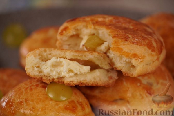 Мини-слойки с творогом и виноградом