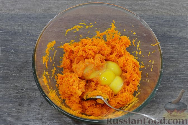 Морковный рулет с творожно-яблочной начинкой