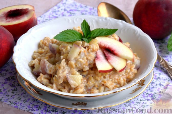 Овсяная каша со сгущёнкой и персиком