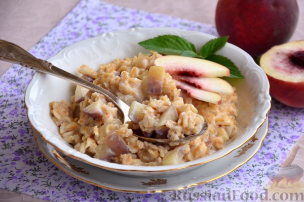 Овсяная каша со сгущёнкой и персиком