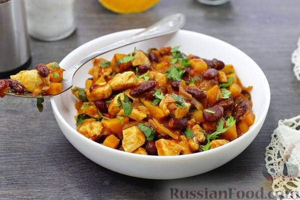 Рагу из курицы с тыквой и фасолью