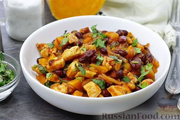 Рагу из курицы с тыквой и фасолью