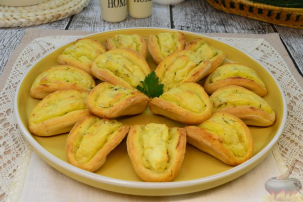 Расстёгнутые мини-пирожки с картошкой
