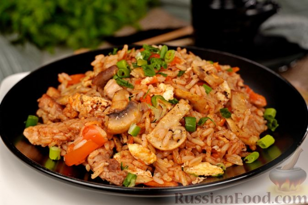 Рис с мясом, грибами и яйцами