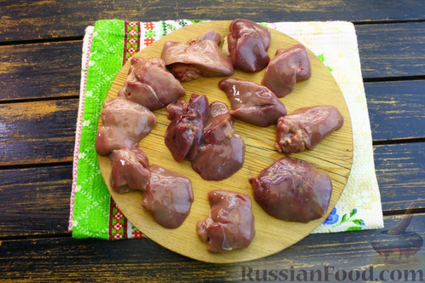 Рисовая запеканка с куриной печенью, луком и яблоком