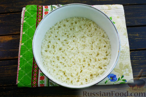 Рисовая запеканка с куриной печенью, луком и яблоком