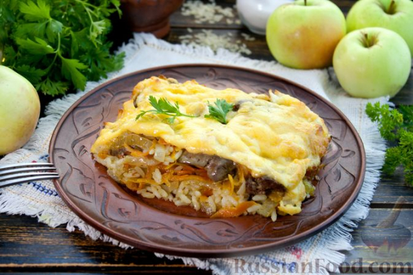 Рисовая запеканка с куриной печенью, луком и яблоком