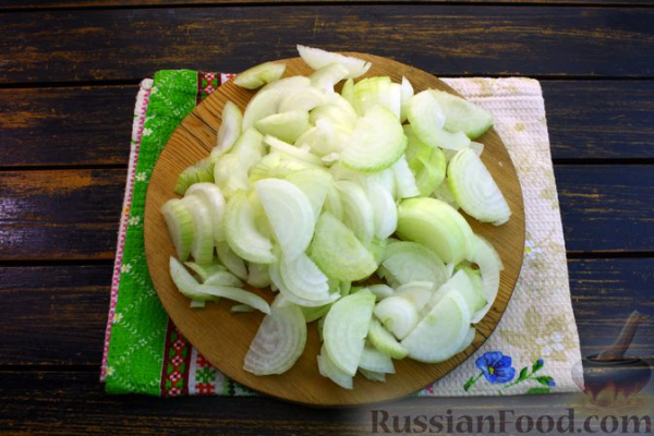 Рисовая запеканка с куриной печенью, луком и яблоком
